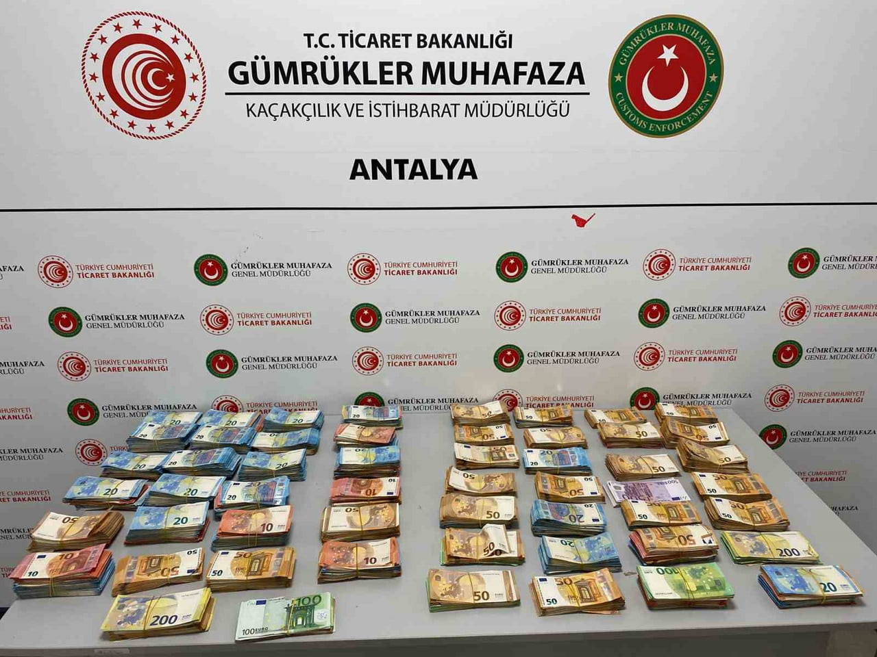 OPERASYONDA BEBEK BEZLERİ İÇERİSİNE GİZLENMİŞ HALDE TOPLAM 20 MİLYON LİRADAN FAZLA NAKİT PARA ELE...
