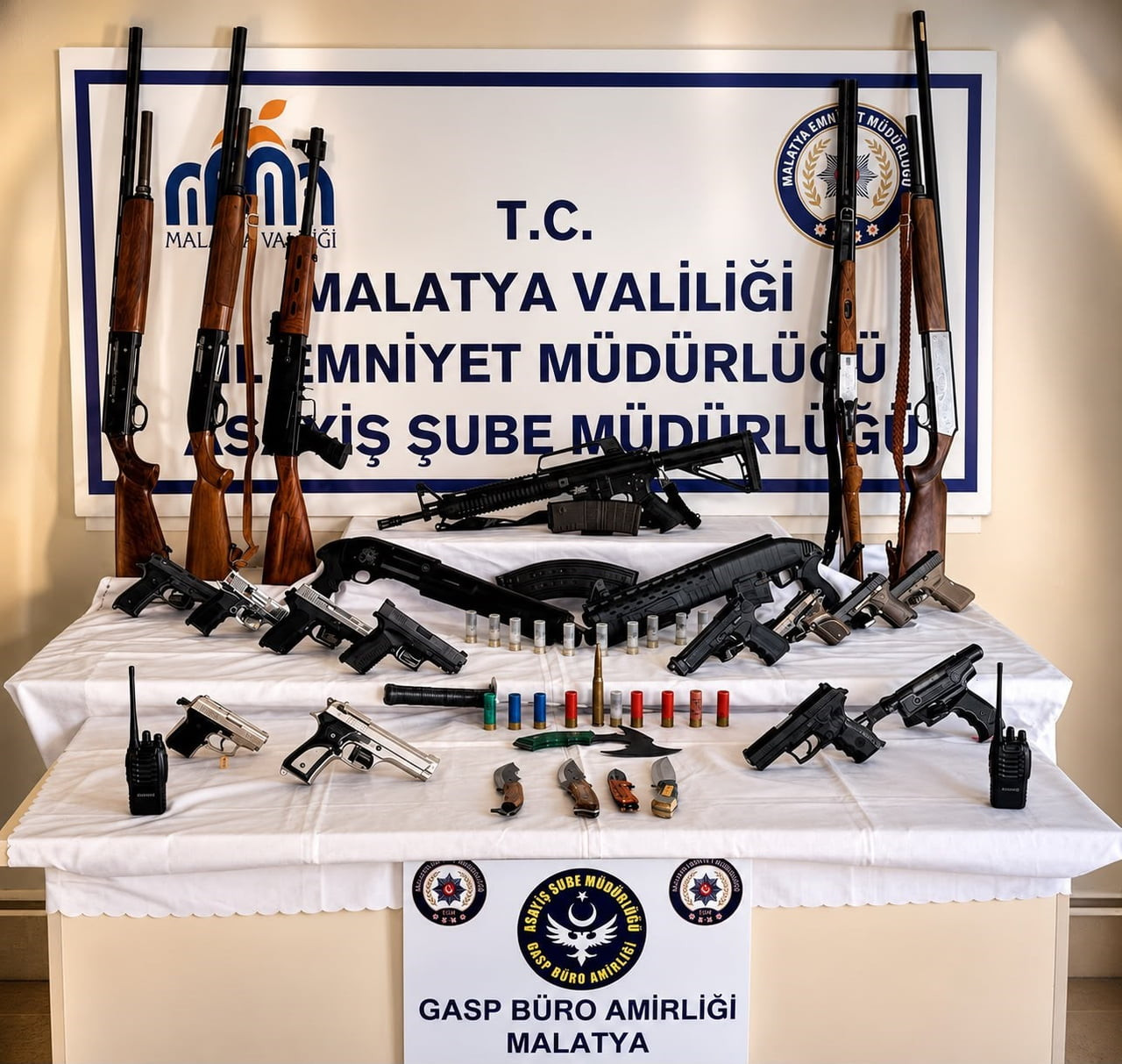 OPERASYONDA ÇOK SAYIDA SİLAH, MÜHİMMAT VE ÇEŞİTLİ SUÇ UNSURLARI ELE GEÇİRİLDİ.