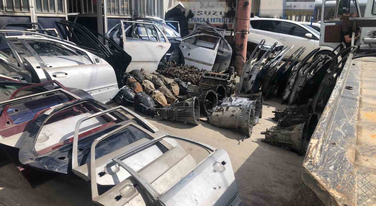 OPERASYONDA YAPILAN DETAYLI ARAMALARDA; 61 OTOMOBİL KAPISI, 16 KRANK MİLİ, GÜMRÜK KAÇAĞI OLDUĞU...