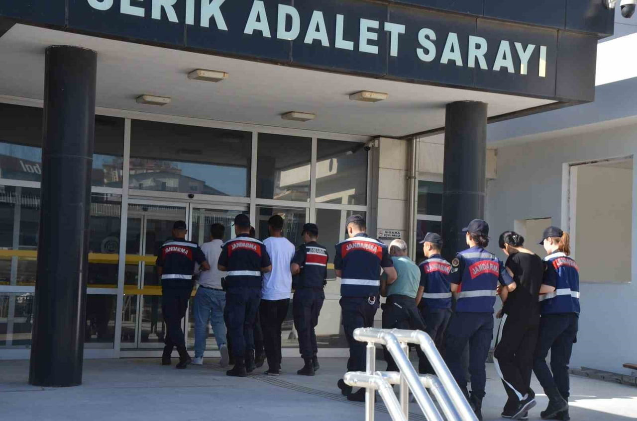 OPERASYONLA YAKALANAN 4 ŞÜPHELİ, JANDARMADAKİ İŞLEMLERİNİN TAMAMLANMASININ ARDINDAN ADLİYEYE SEVK...