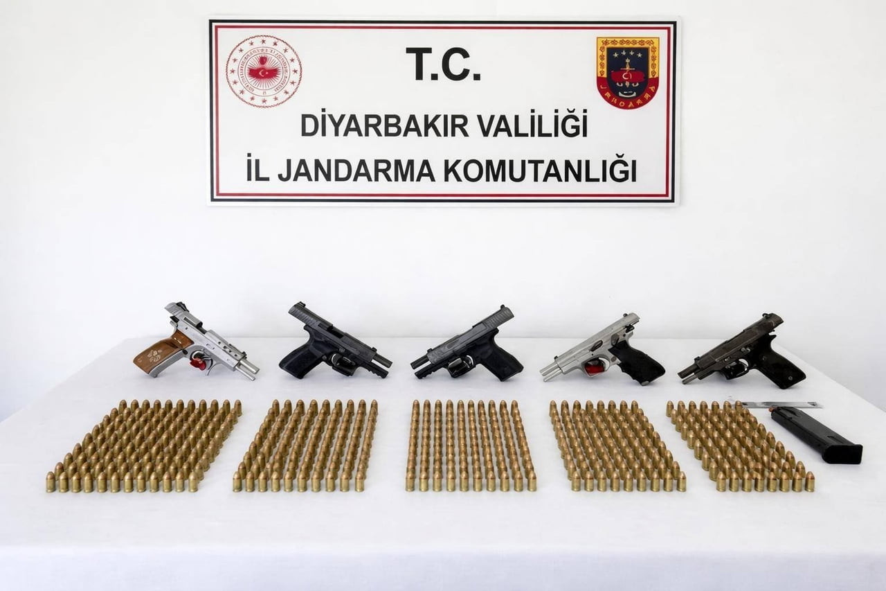 OPERASYONLARDA, 4 ADET AK-47 PİYADE TÜFEĞİ, 34 ADET TABANCA, 24 ADET AV TÜFEĞİ, 6 BİN 34 ADET...