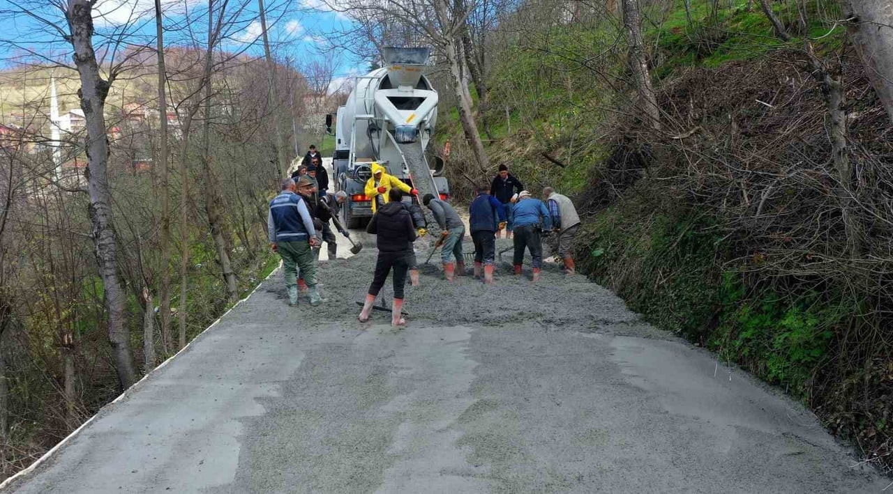 ORDU BÜYÜKŞEHİR BELEDİYESİ TARAFINDAN İHTİYAÇ DUYULAN GÜZERGÂHLARDA BETON YOL ÇALIŞMALARI...