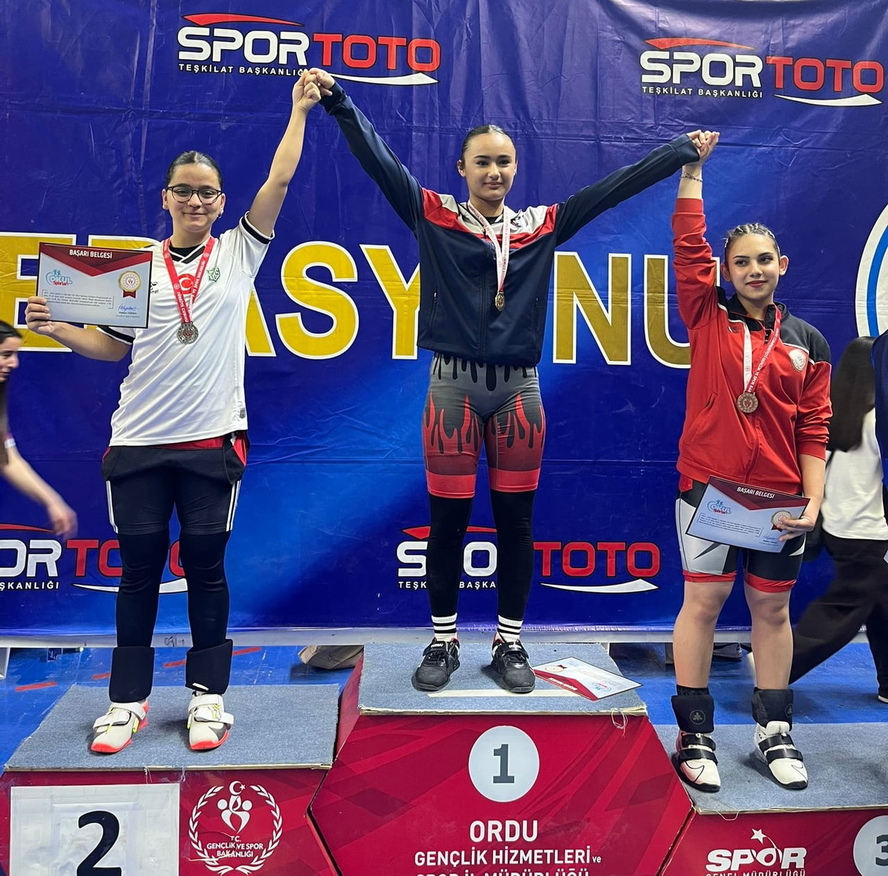 ORDU İLİNDE DÜZENLENEN GENÇLER A-B OKULLAR ARASI HALTER TÜRKİYE ŞAMPİYONASI’NDA DÜZCELİ SPORCU...