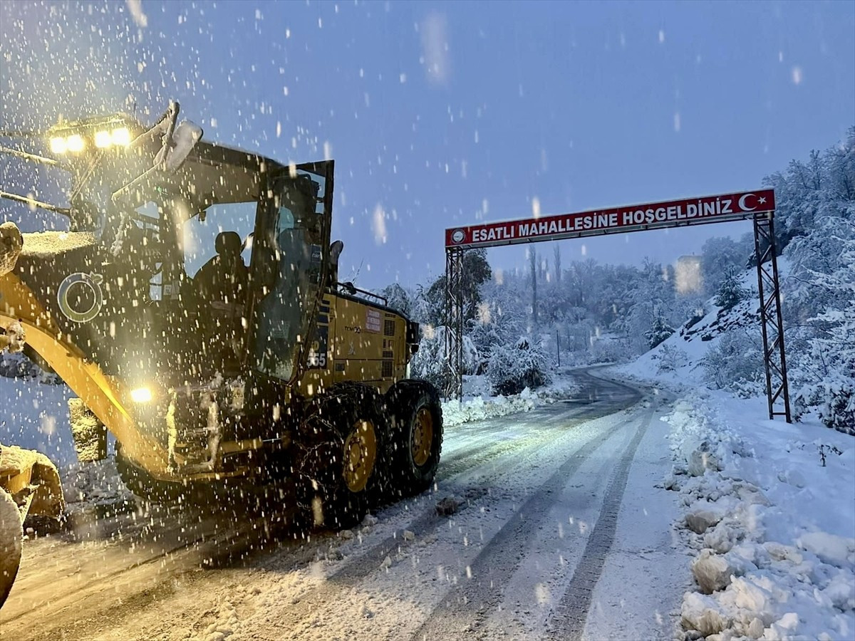 Ordu-Sivas kara yolu yoğun kar yağışı ve tipi nedeniyle ulaşıma kapandı. Akşam saatlerinde...