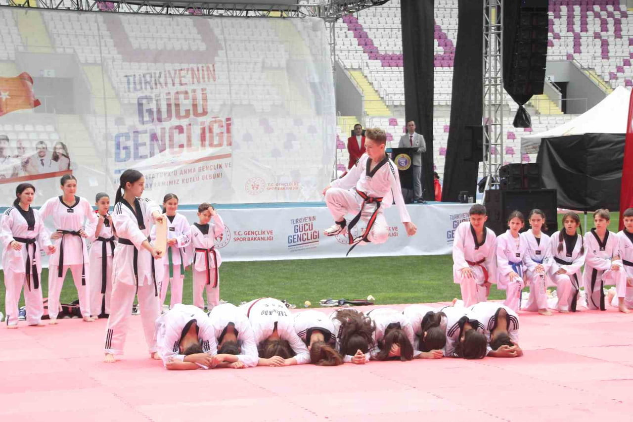 ORDU'DA, 19 MAYIS ATATÜRK'Ü ANMA, GENÇLİK VE SPOR BAYRAMI TÖRENLERLE KUTLANDI.