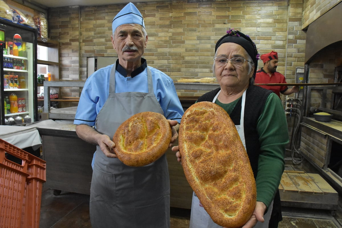 Ordu'da, 1975'te açtıkları kendilerine ait fırında hizmet veren Cemil ve Vicdan Gümüş çifti...