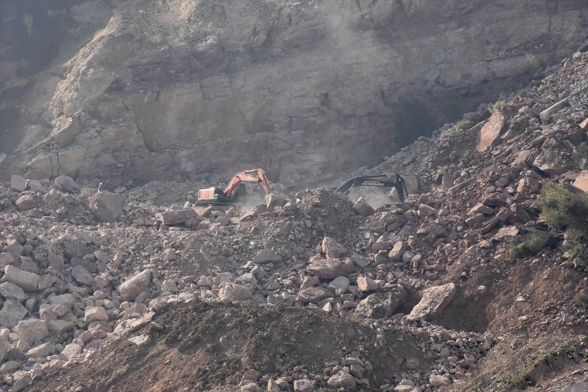 Ordu'da, 5 Kasım'da Fatsa-Çatalpınar kara yolundaki bir taş ocağı şantiyesinde göçük altında kalan...