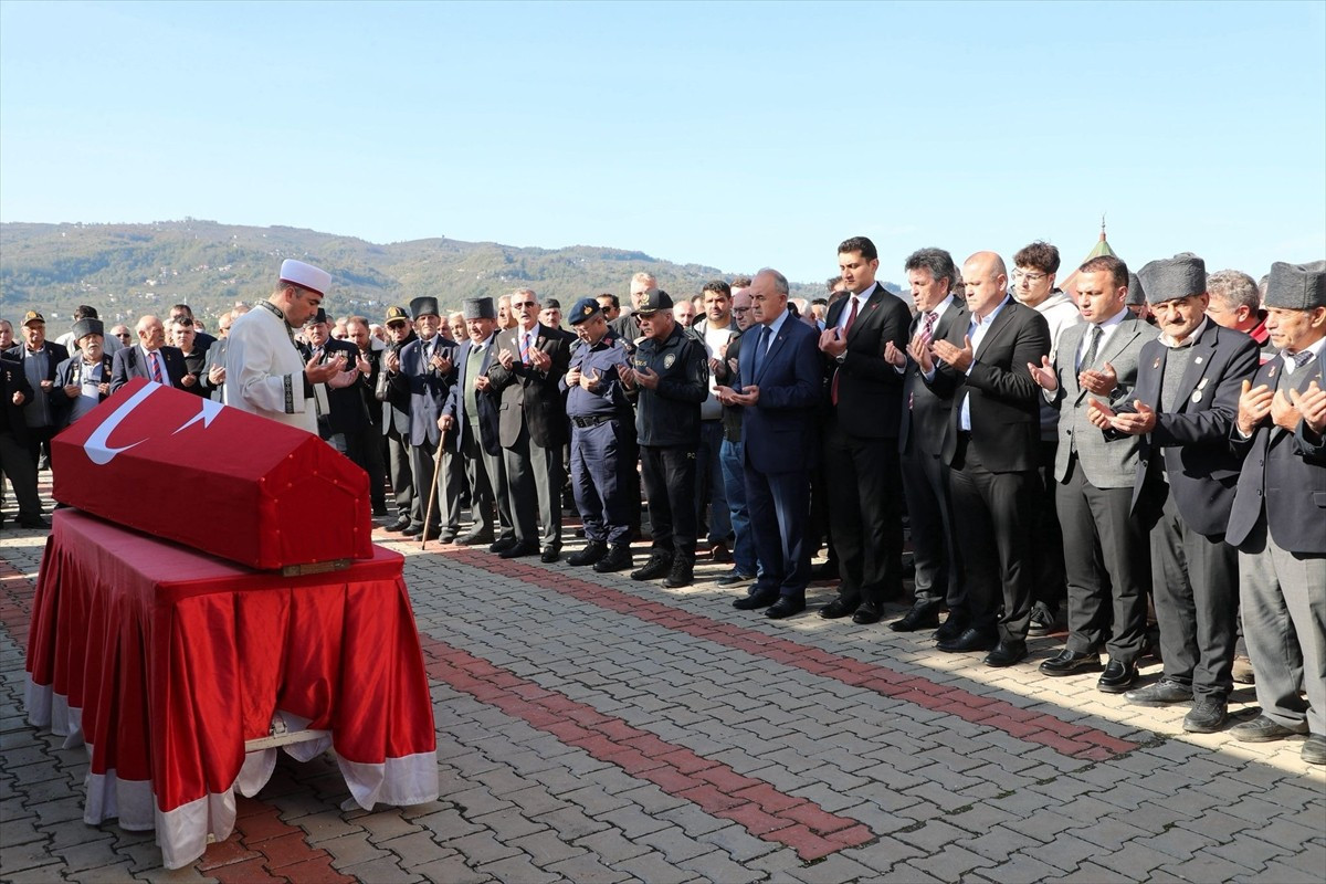 Ordu'da 71 yaşında hayatını kaybeden Kıbrıs gazisi Mahmut Akbolat'ın cenazesi toprağa verildi....