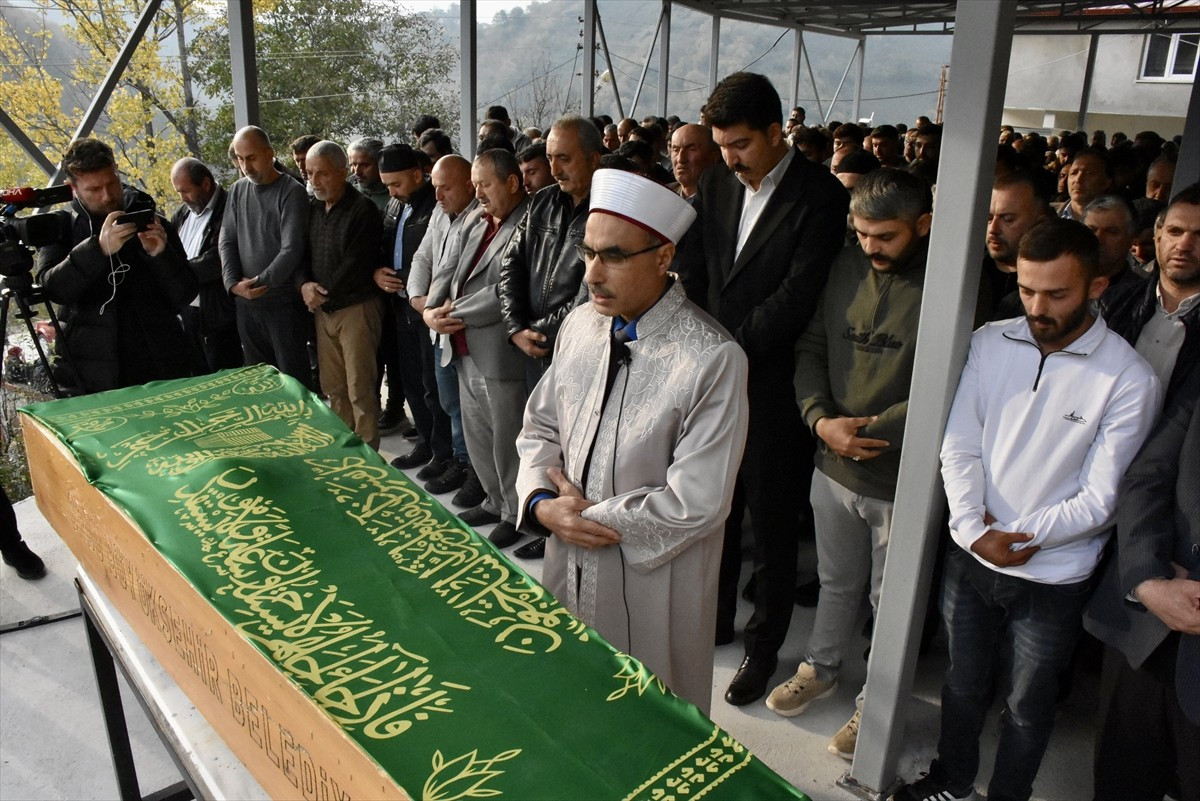 Ordu'da, dün Fatsa-Çatalpınar kara yolundaki bir taş ocağı şantiyesinde göçük altında kalarak...
