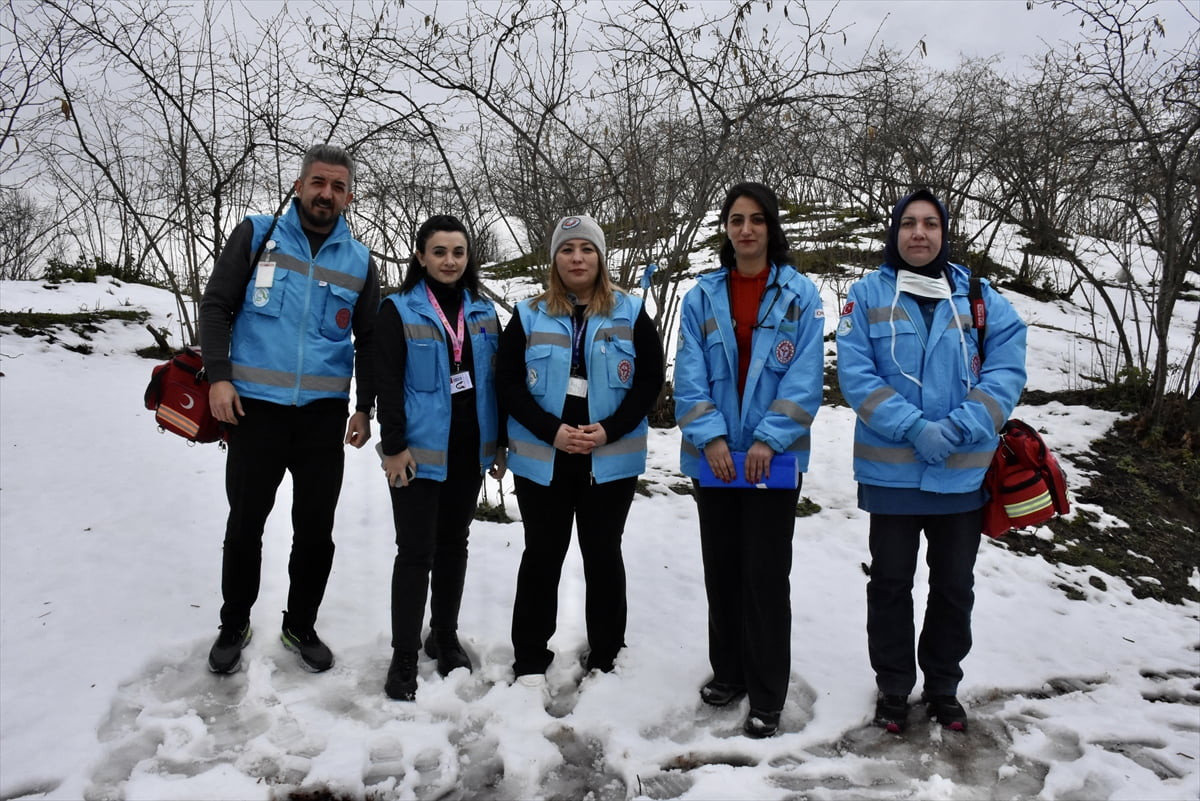 Ordu'da Evde Sağlık Hizmetleri Birimi'nde görevli sağlık çalışanları, kış mevsiminin getirdiği...