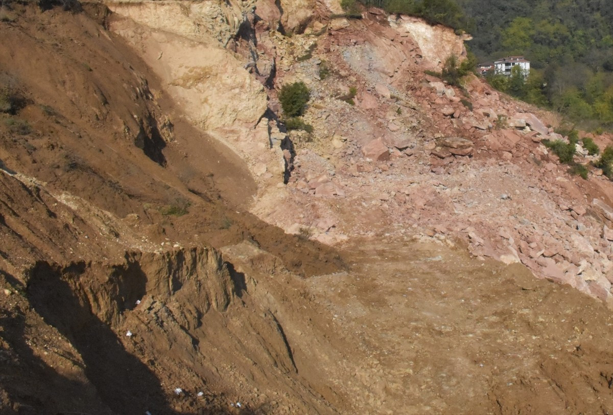 Ordu'da, Fatsa-Çatalpınar kara yolundaki bir taş ocağı şantiyesinde göçük altında kalan işçiyi...