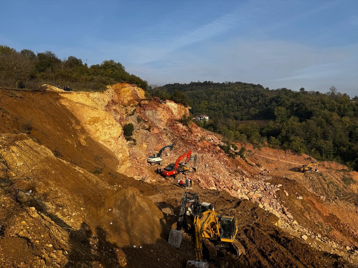Ordu'da, Fatsa-Çatalpınar kara yolundaki bir taş ocağı şantiyesinde göçük altında kalan işçiyi...