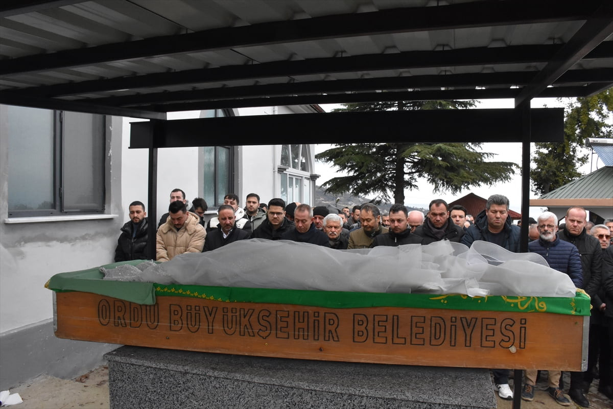 Ordu'da iki otomobilin çarpıştığı kazada yaşamını yitiren 29 yaşındaki Mina Aydın'ın cenazesi...