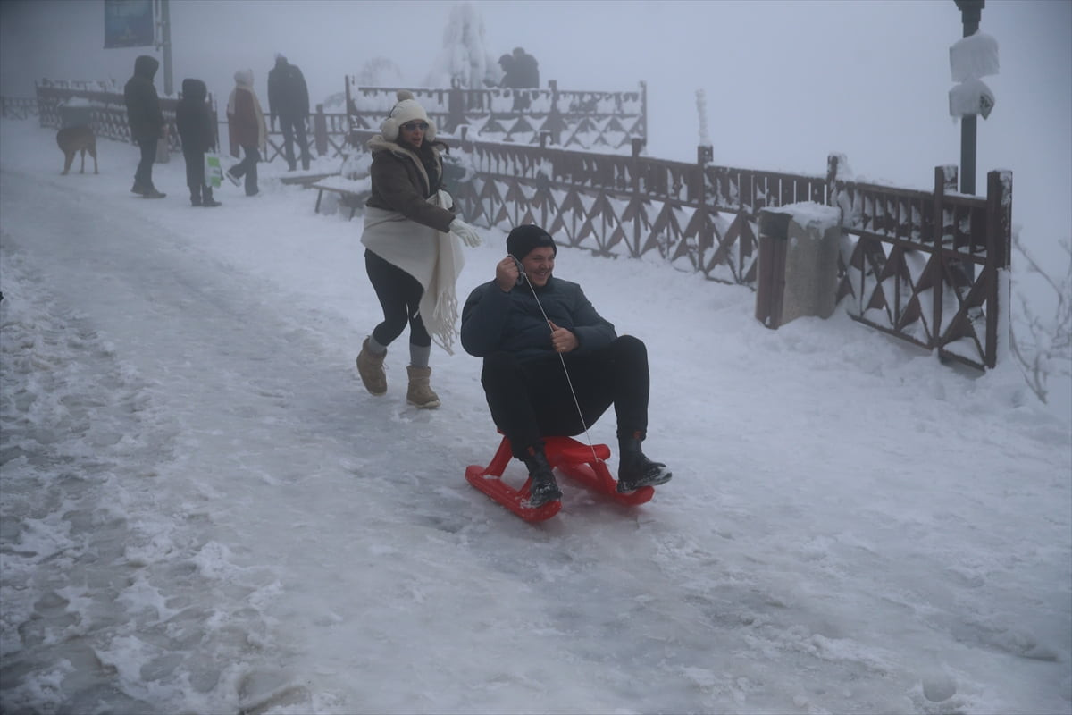 Ordu'da kar ve soğuk hava etkili oldu. Altınordu ilçesindeki 530 rakımlı Boztepe'ye çıkan...