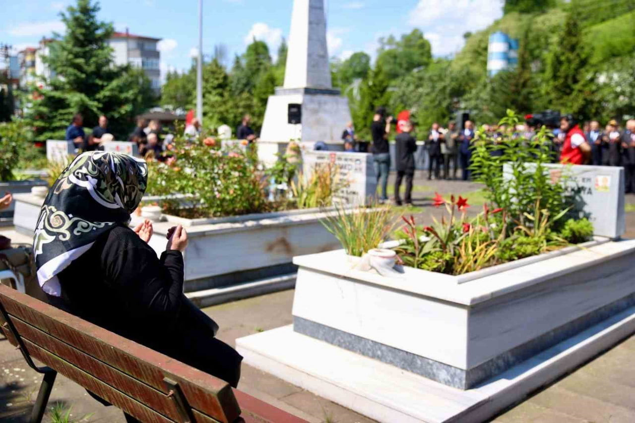 ORDU'DA KURBAN BAYRAMI ARİFESİNDE DÜZENLENEN PROGRAMDA ŞEHİTLER DUALARLA YAD EDİLDİ.