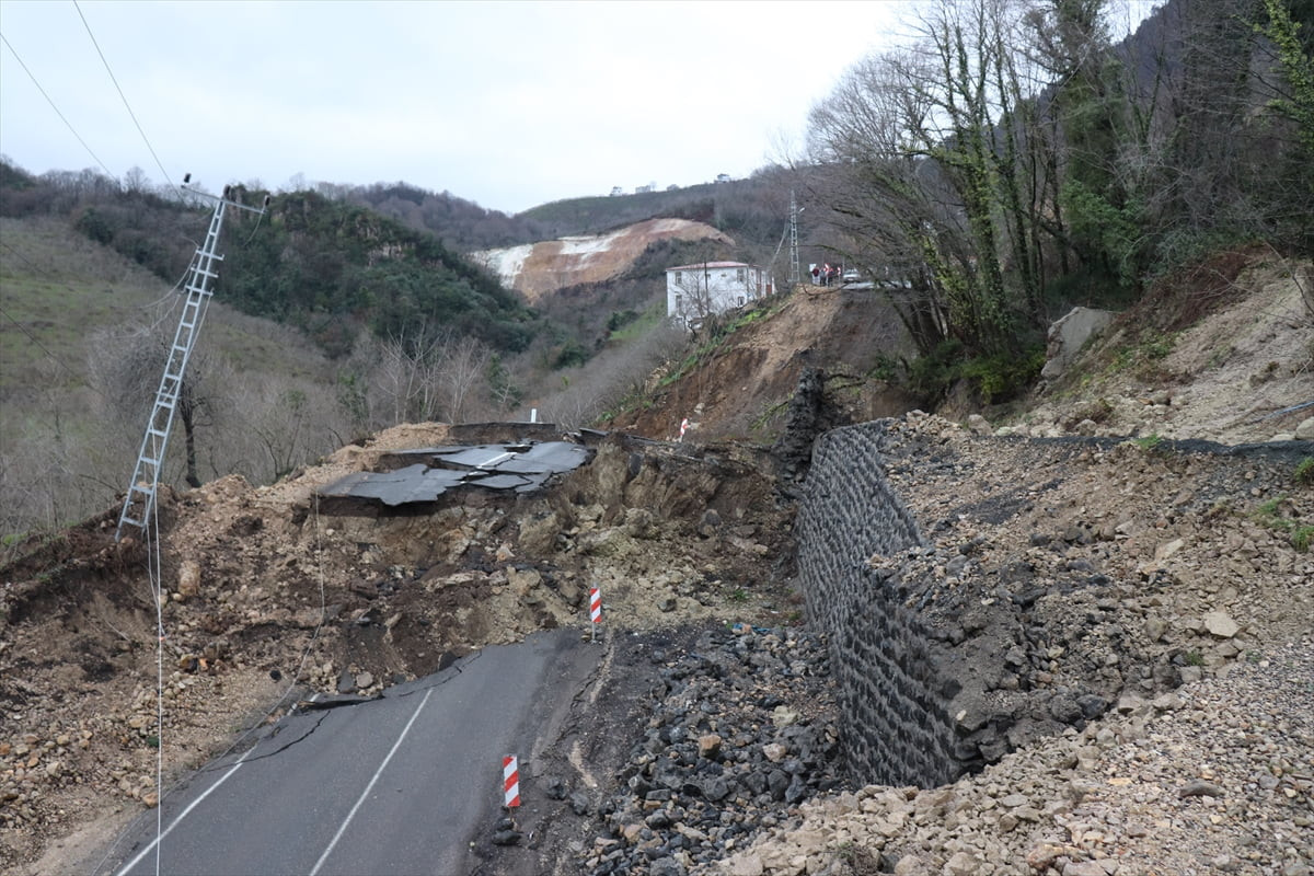 Ordu'da meydana gelen toprak kayması sonucu Ünye ve Akkuş ilçelerini birbirine bağlayan yol...