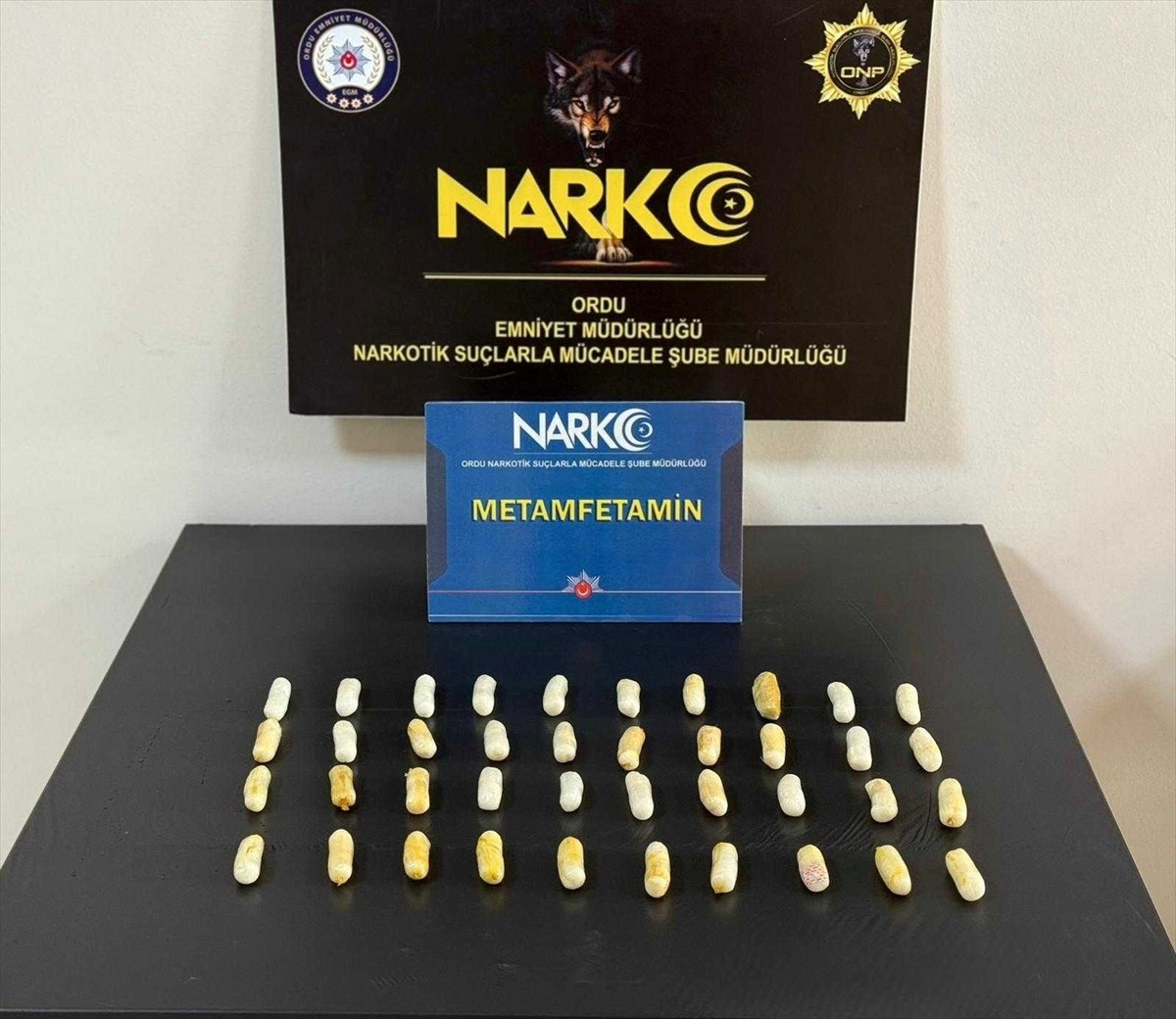 Ordu'da midesinde kapsül şeklinde 407 gram uyuşturucu ele geçirilen şüpheli ile arkadaşı...