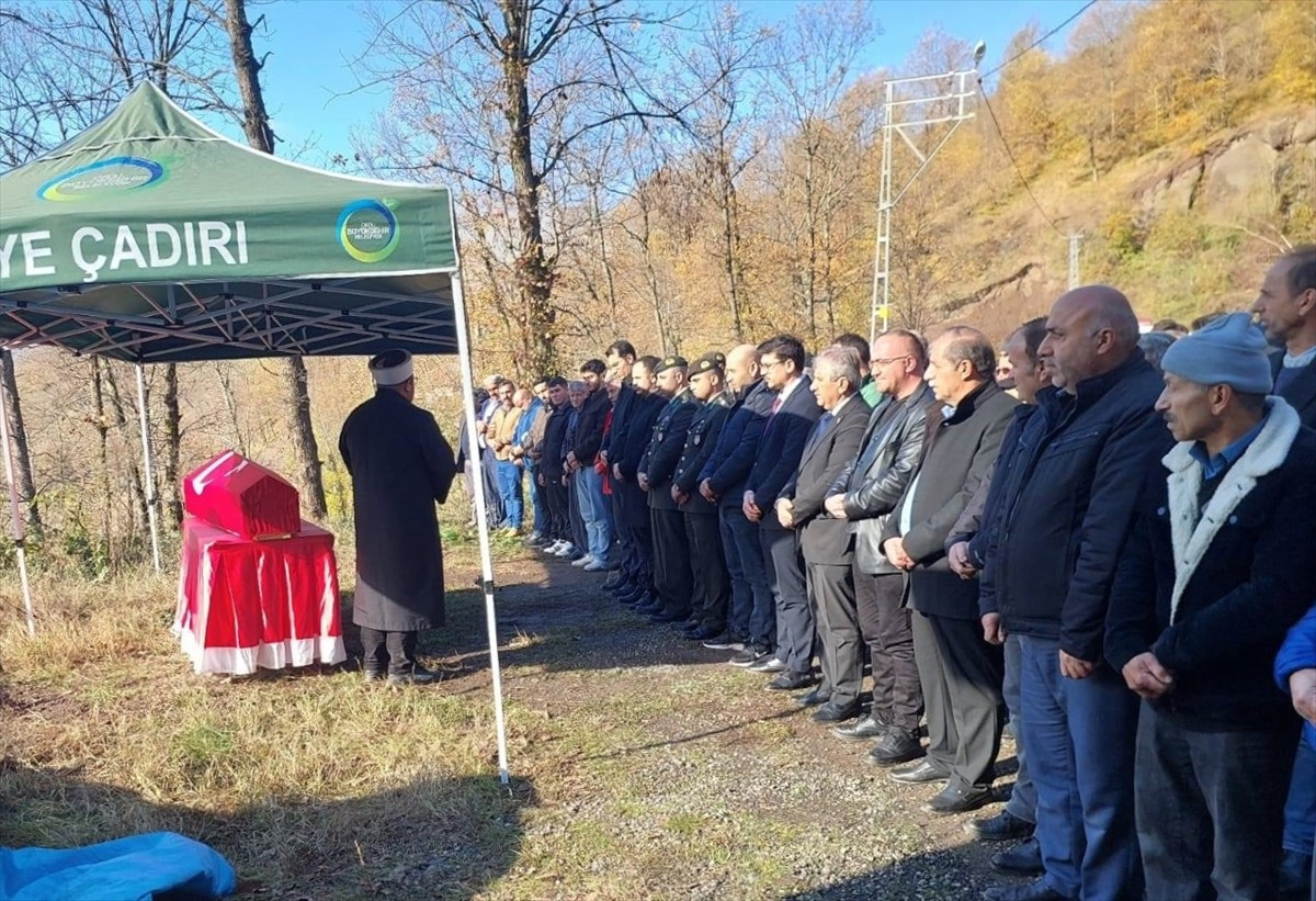 Ordu'nun Akkuş ilçesinde 71 yaşında vefat eden Kıbrıs gazisi Mehmet Yeşer'in cenazesi toprağa...