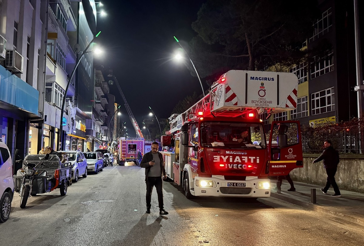 Ordu'nun Altınordu ilçesinde apartmanın çatısında çıkan yangında dumandan etkilenen 5 kişi...