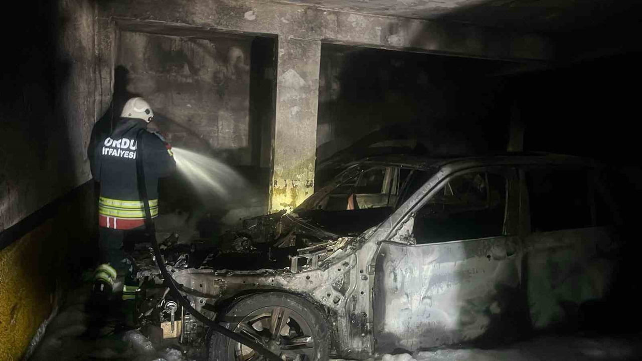 ORDU'NUN ALTINORDU İLÇESİNDE BİR APARTMANIN KAPALI OTOPARKINDA ÇIKAN YANGINDA 3 OTOMOBİLDE HASAR...