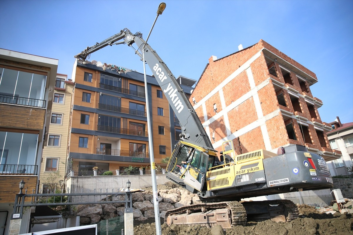 Ordu'nun Altınordu ilçesinde bir inşaatın temel kazısı sırasında hasar gören 2 binadan birinin...