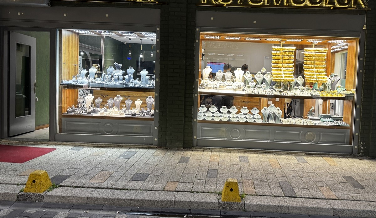 Ordu'nun Altınordu ilçesinde bir kuyumcudan altın çalındığı iddiası üzerine çalışma...