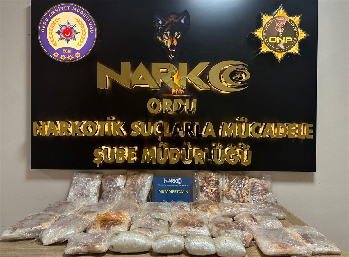 Ordu'nun Altınordu ilçesinde bir otomobilin yolcu ve bagaj kapılarına gizlenmiş 25 kilo 200 gram...