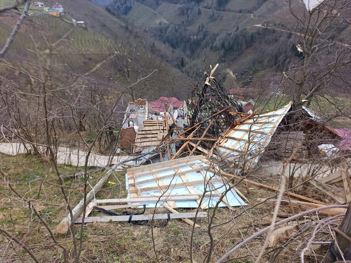 Ordu'nun bazı ilçelerinde etkili olan fırtına nedeniyle bazı evlerin çatısı uçtu.