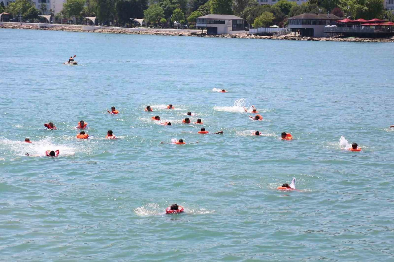 ORDU'NUN FATSA İLÇESİNDEKİ ATATÜRK DENİZCİLİK MESLEKİ VE TEKNİK ANADOLU LİSESİ MEZUNLARI, DENİZE...