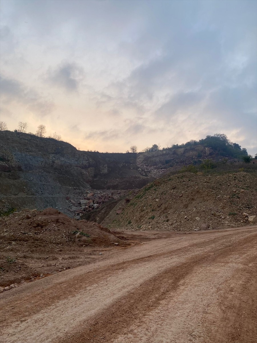 Ordu'nun Fatsa ilçesindeki bir taş ocağı şantiyesinde göçük meydana geldi.