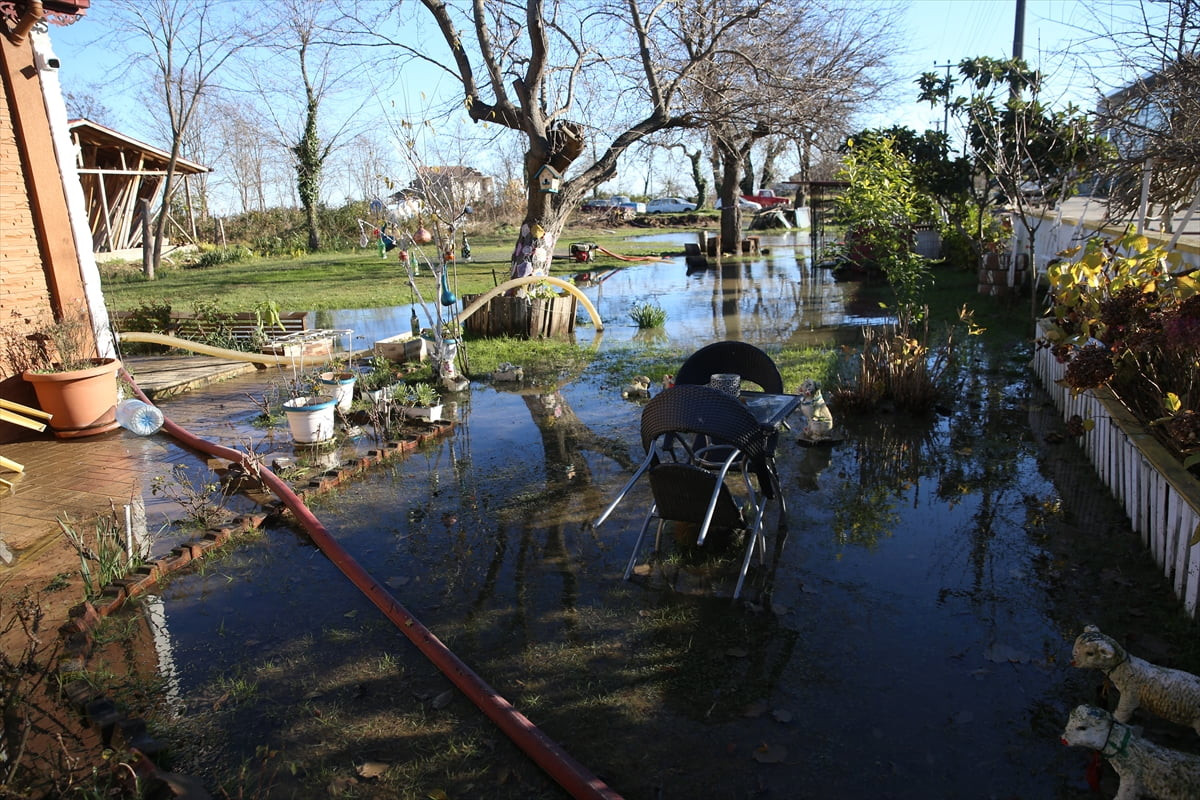 Ordu'nun Gülyalı ilçesinde şiddetli rüzgar nedeniyle oluşan dalgalar hasara yol açtı.