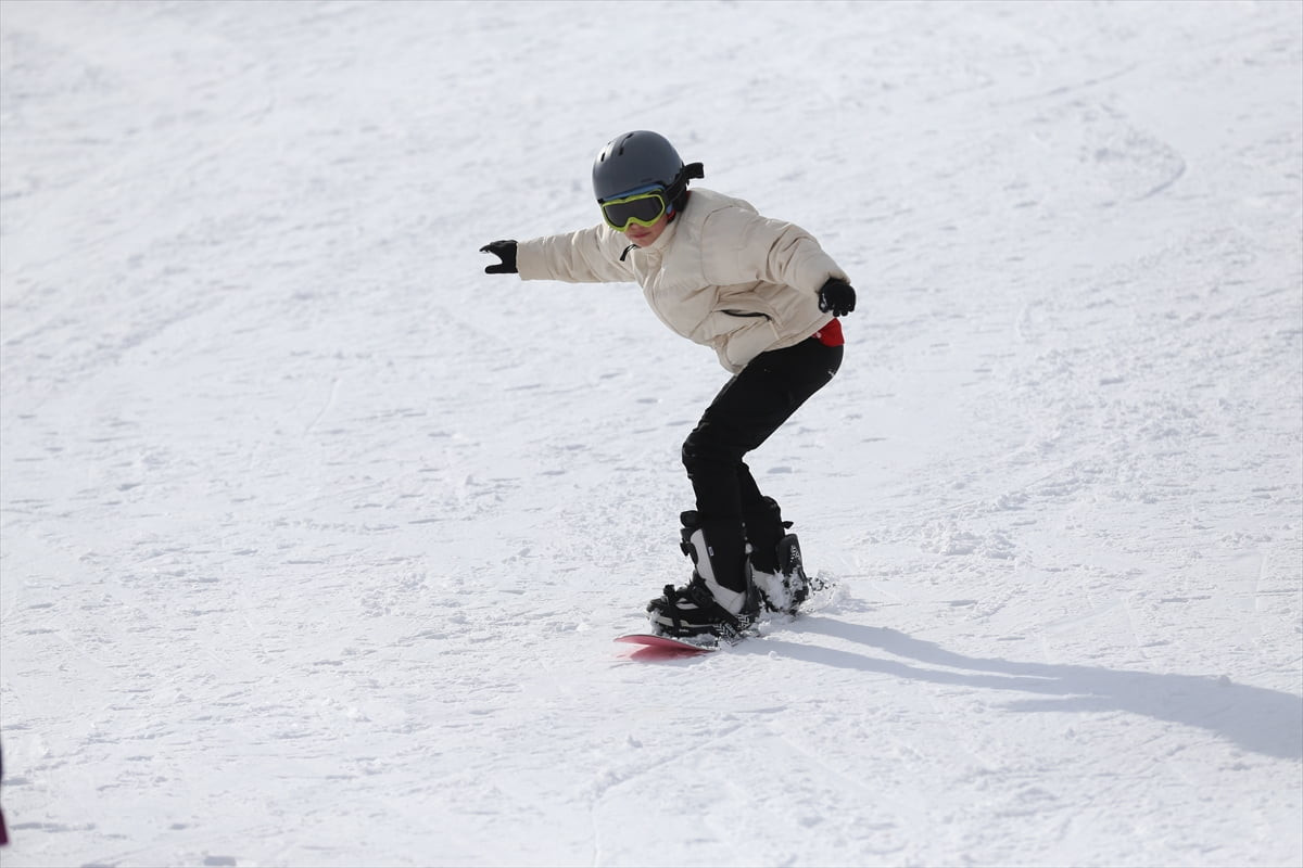 Ordu'nun Kabadüz ilçesindeki Çambaşı Kayak Merkezi'nde hafta sonu tatili dolayısıyla yoğunluk...
