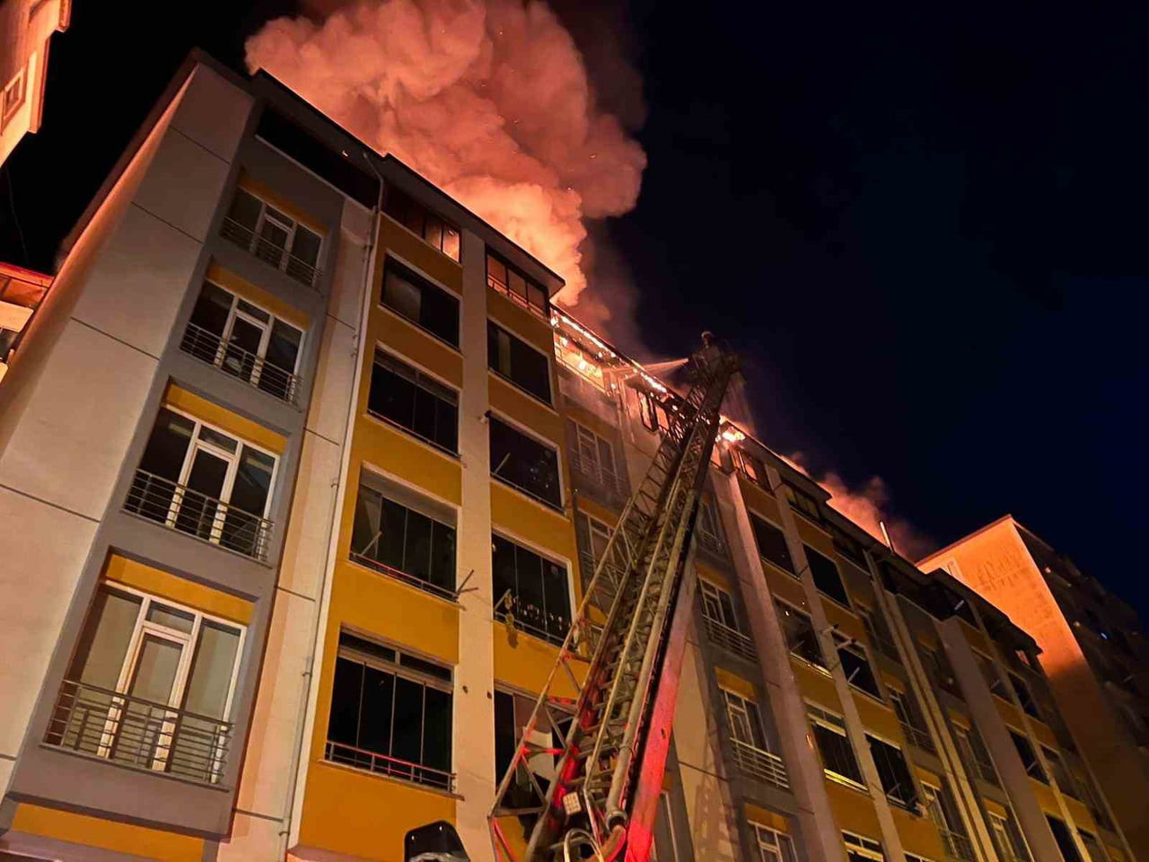 ORDU'NUN KORGAN İLÇESİNDE GECE SAATLERİNDE BİR BİNANIN ÇATISINDA ÇIKAN YANGIN, İTFAİYE EKİPLERİNİN...