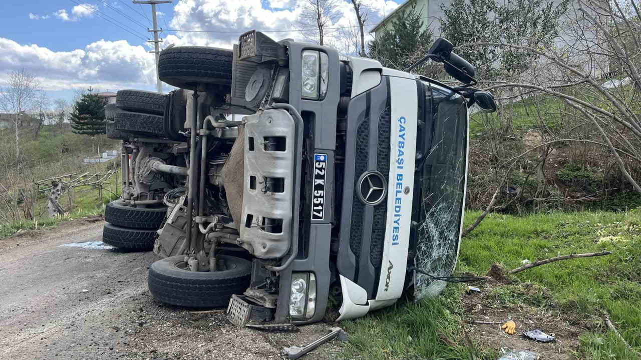 ORDU'NUN KUMRU İLÇESİNDE, BELEDİYEYE AİT BETON MİKSERİNİN KONTROLDEN ÇIKARAK DEVRİLMESİ SONUCU...