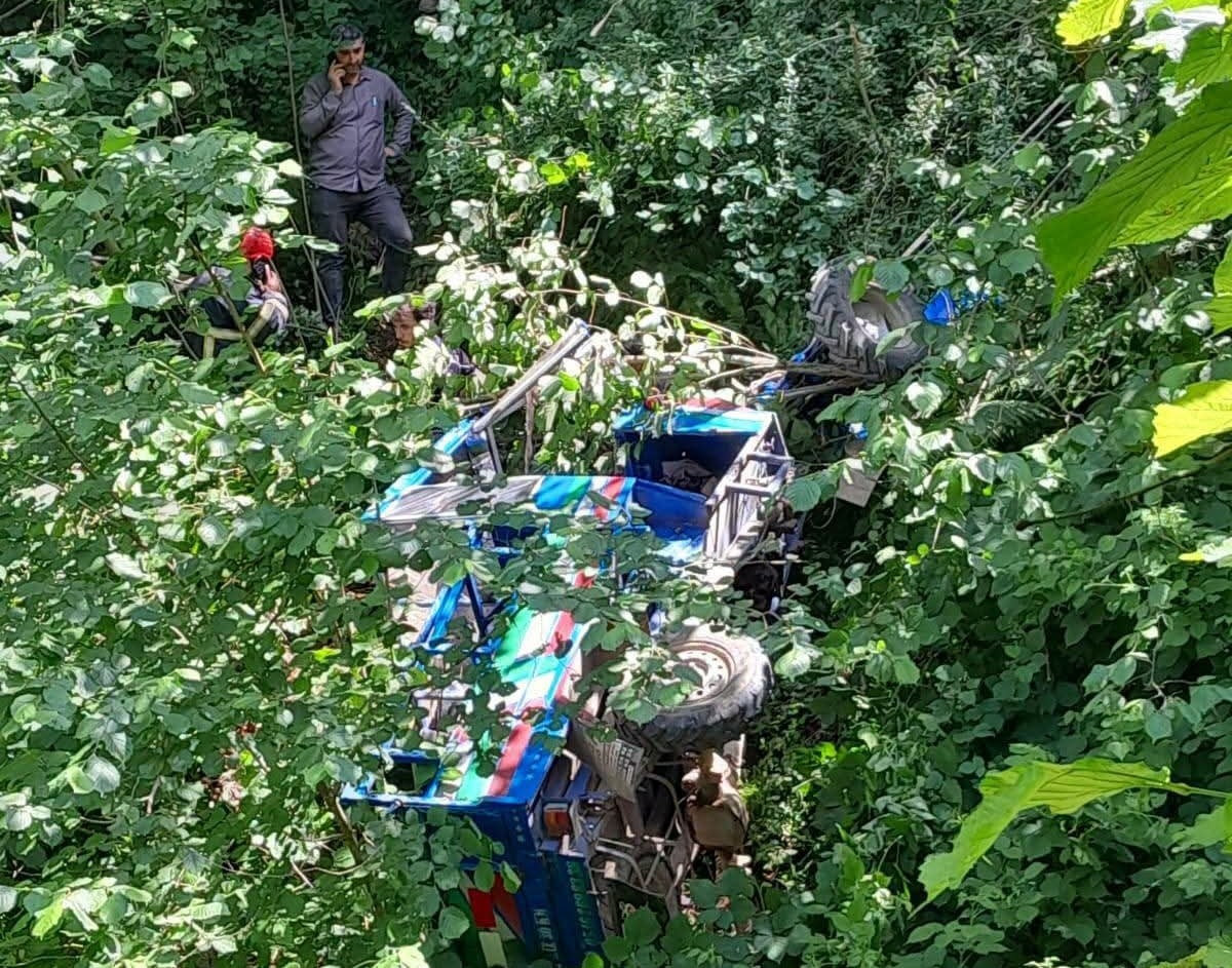 ORDU'NUN KUMRU İLÇESİNDE KONTROLDEN ÇIKARAK YOL KENARINDAKİ BAHÇEYE DEVRİLEN PATPATIN SÜRÜCÜSÜ...
