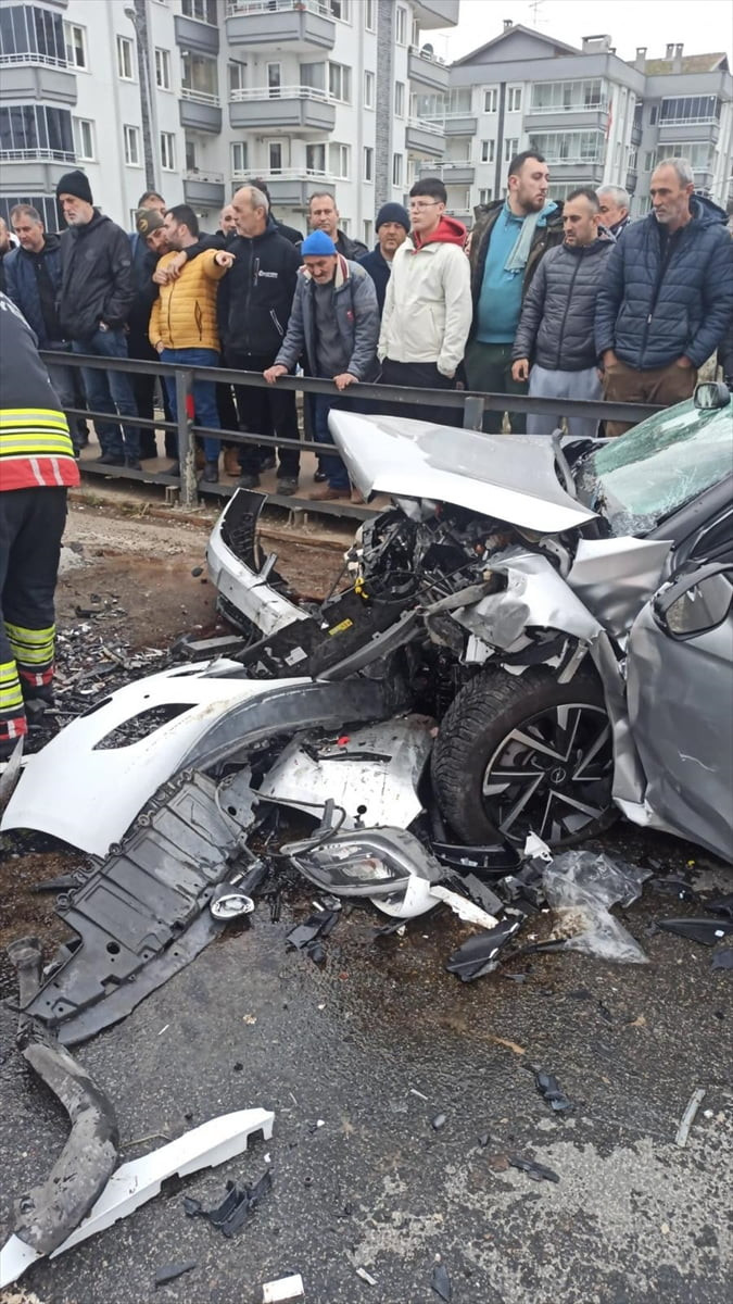  Ordu'nun Perşembe ilçesinde iki otomobilin çarpıştığı trafik kazasında 1'i ağır 5 kişi...