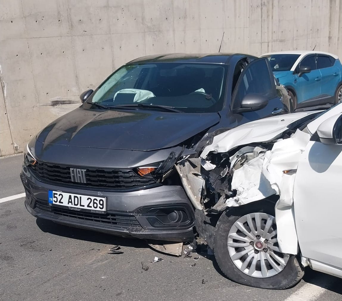 ORDU'NUN ULUBEY İLÇESİNDE 3 OTOMOBİLİN ÇARPIŞMASI SONUCU MEYDANA GELEN TRAFİK KAZASINDA 5 KİŞİ...