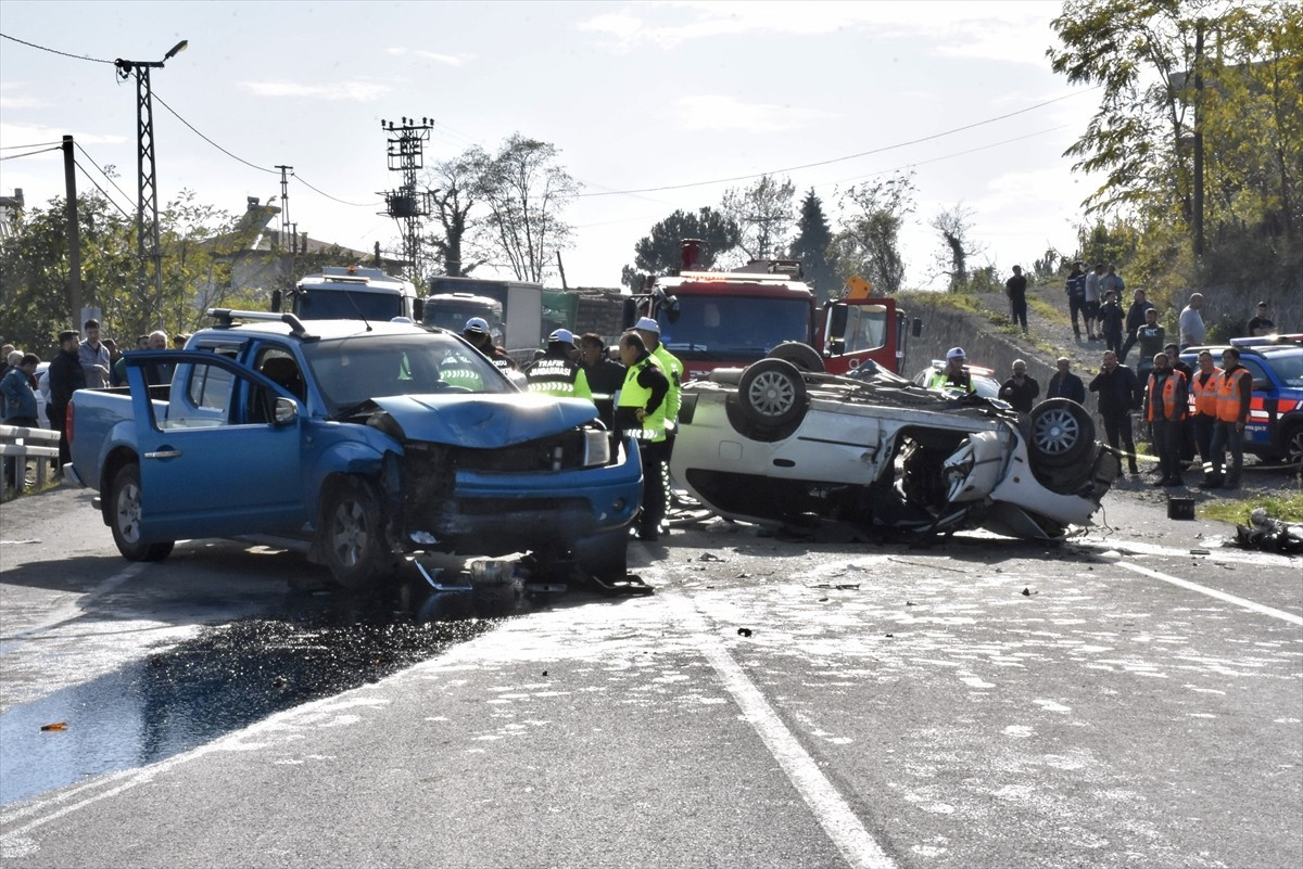 Ordu'nun Ulubey ilçesinde otomobil ile pikabın çarpışması sonucu 1 kişi öldü, 2 kişi yaralandı....