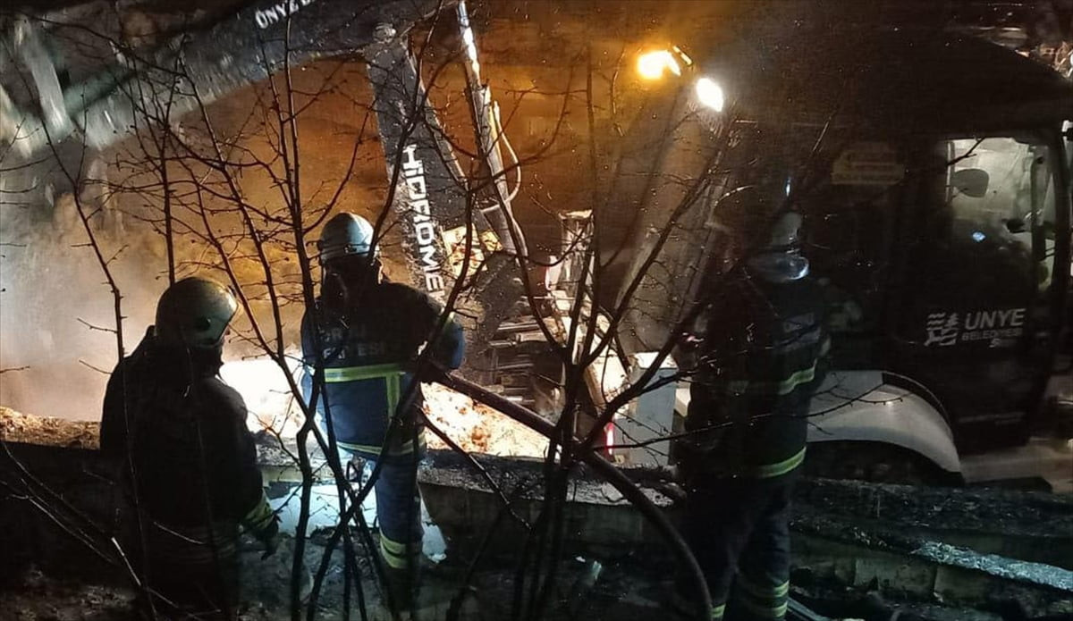 Ordu'nun Ünye ilçesinde ahırda çıkan yangında 25 büyükbaş hayvan telef oldu. Yangın itfaiye...