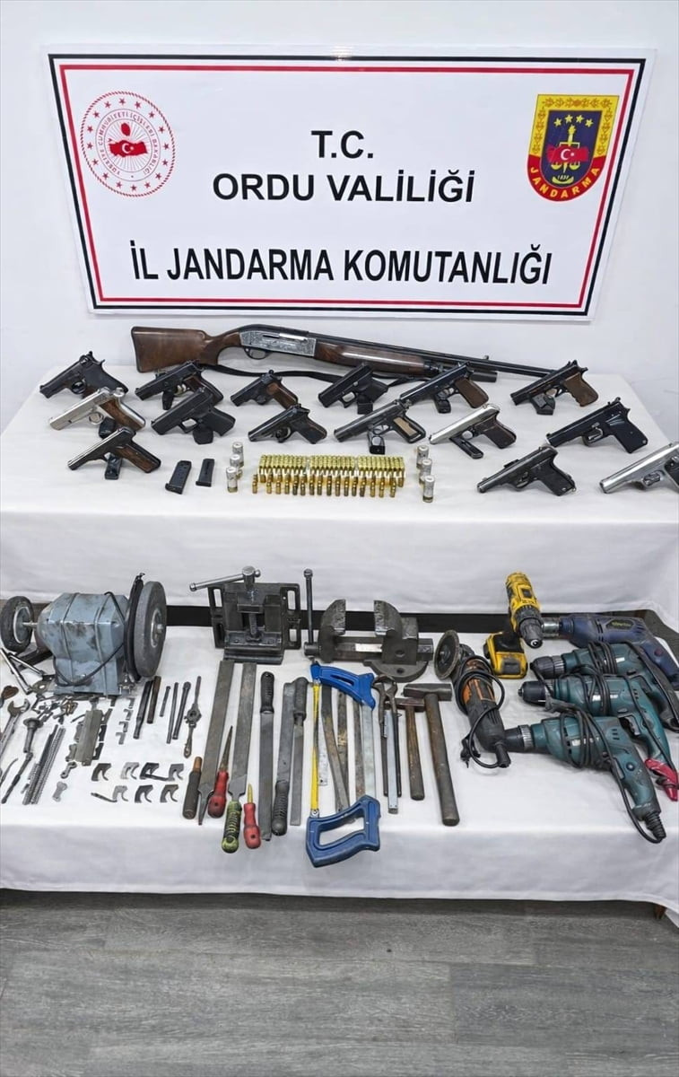 Ordu'nun Ünye ilçesinde bir zanlı, yasa dışı silah imalatı ve ticareti yaptığı gerekçesiyle...