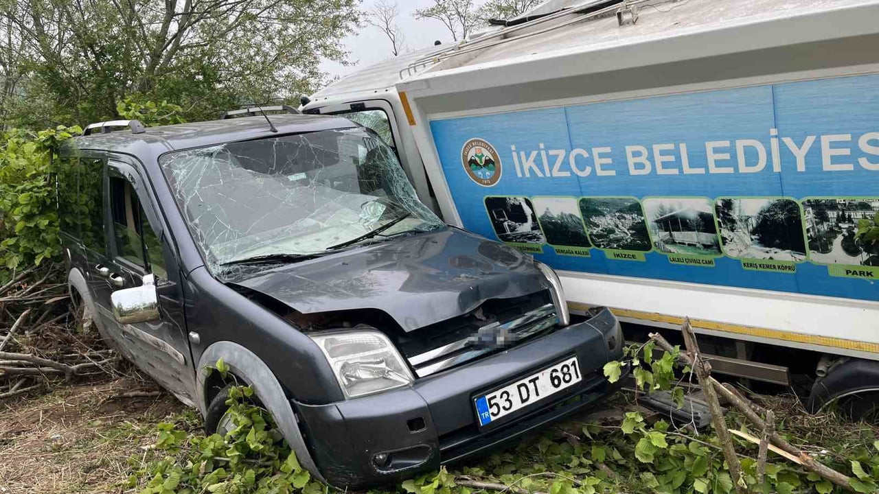 ORDU'NUN ÜNYE İLÇESİNDE ÇÖP KAMYONU İLE OTOMOBİLİN ÇARPIŞMASI SONUCU MEYDANA GELEN TRAFİK...