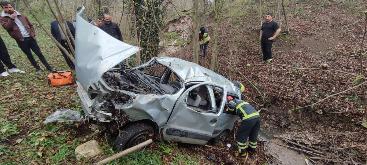 Ordu'nun Ünye ilçesinde hafif ticari aracın şarampole devrildiği kazada 4 kişi yaralandı.
