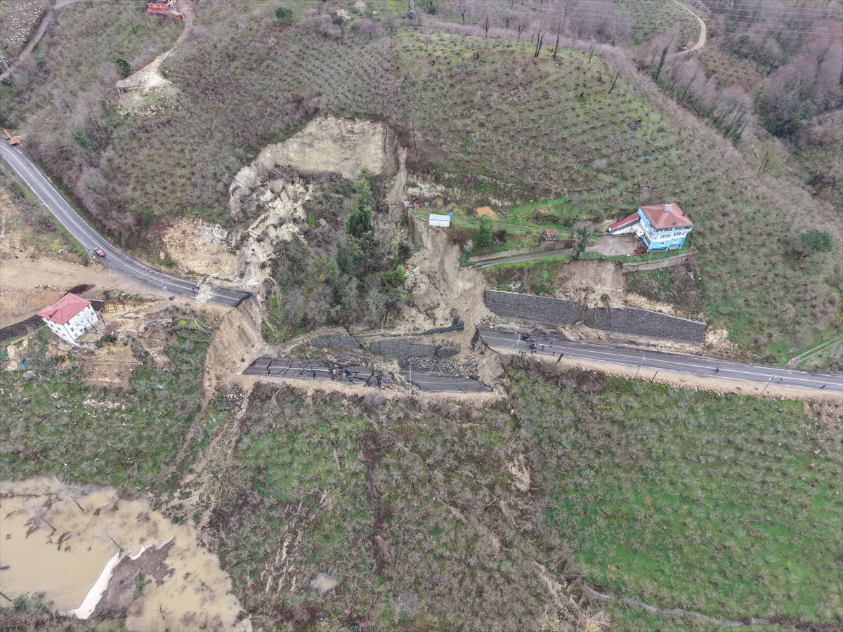 Ordu'nun Ünye ilçesinde heyelan nedeniyle mahalle yolu ulaşıma kapandı. Ordu'da Ünye ve Akkuş...