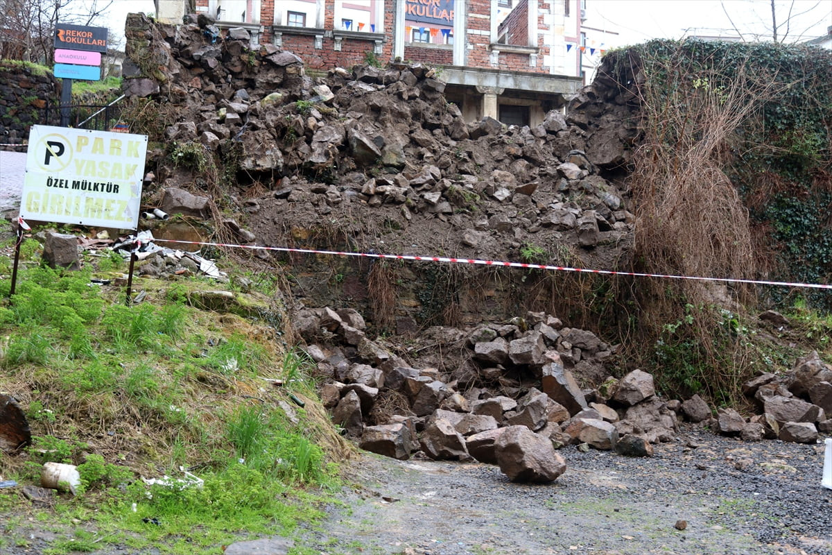 Ordu'nun Ünye ilçesinde istinat duvarının çökmesi sonucu park halindeki 3 araçta hasar meydana...