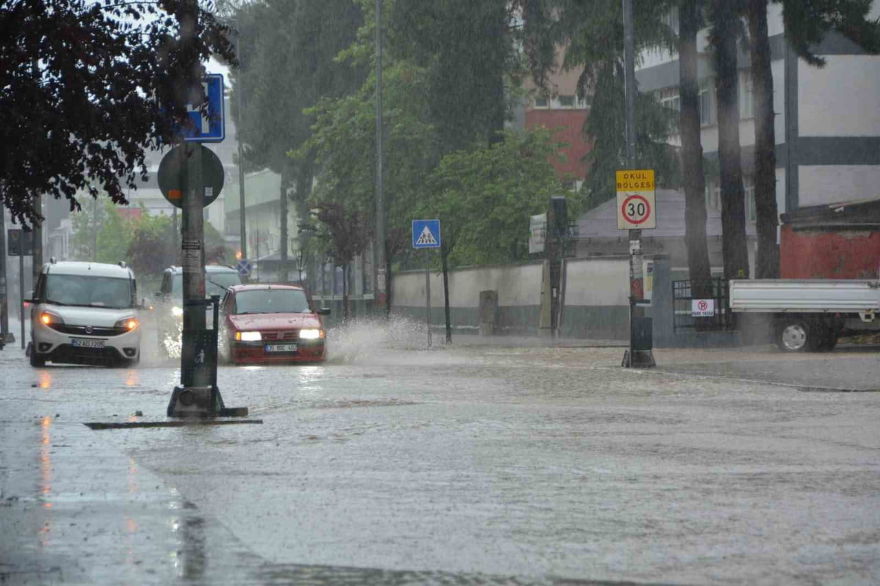 ORDU'NUN ÜNYE İLÇESİNDE SABAH SAATLERİNDE ETKİLİ OLAN SAĞANAK YAĞIŞTA CADDE VE SOKAKLAR SU ALTINDA...