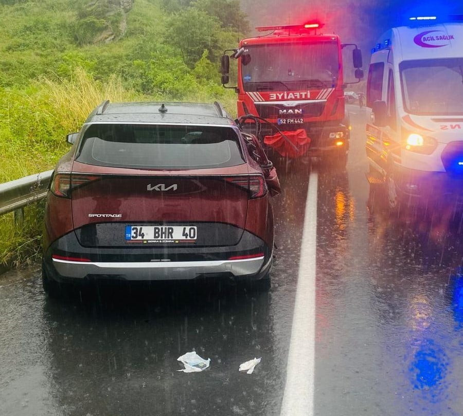 ORDU'NUN ÜNYE İLÇESİNDE SAĞANAK NEDENİYLE KAYGANLAŞAN YOLDA 3 ARACIN KARIŞTIĞI TRAFİK KAZASINDA 6...