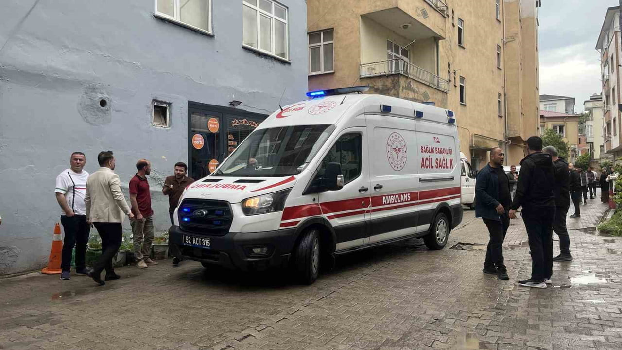 ORDU'NUN ÜNYE İLÇESİNDE SOKAK ORTASINDA SİLAHLI SALDIRIYA UĞRAYAN BİR KİŞİ YARALANDI. POLİS, KAÇAN...