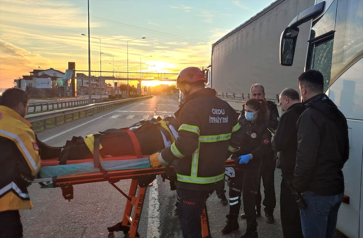 Ordu'nun Ünye ilçesinde yolcu otobüsü ile tırın çarpışması sonucu 4 kişi yaralandı. Olay yerine...