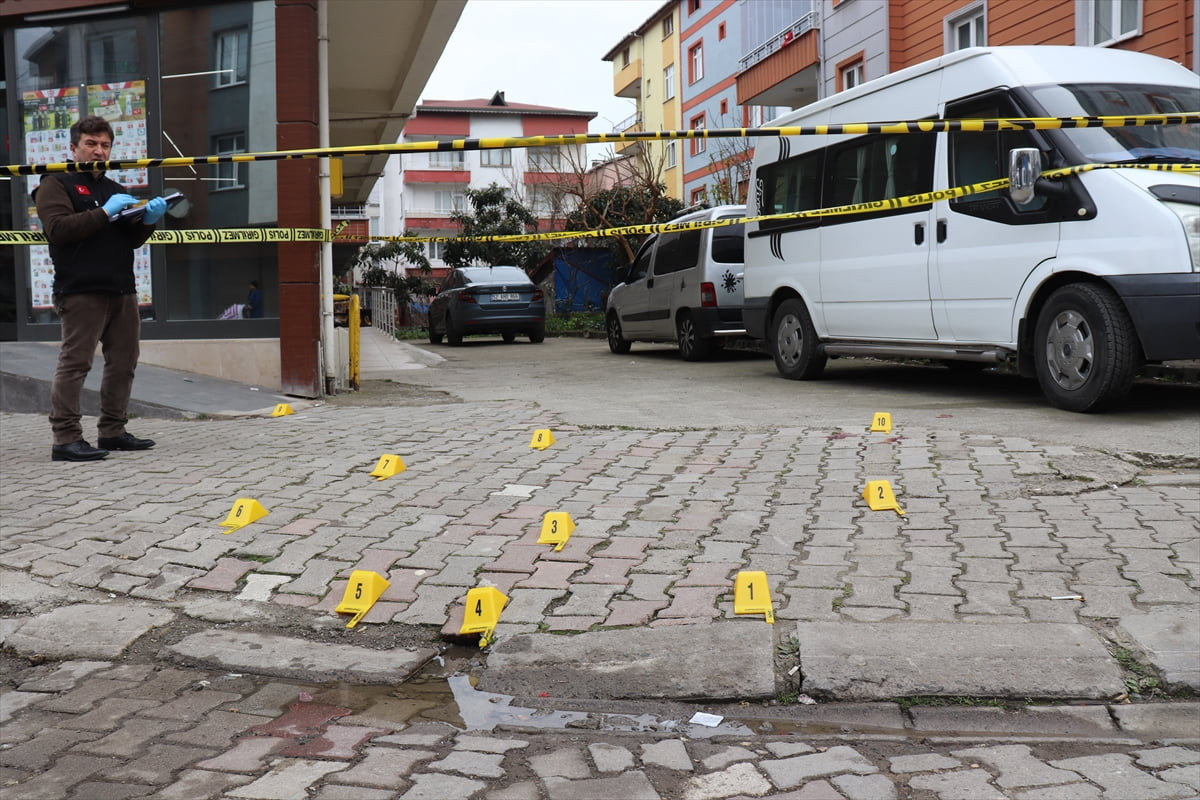 Ordu'nun Ünye ilçesinde yolda silahlı saldırıya uğrayan kişi öldü. Polis ekipleri olay yerinde...