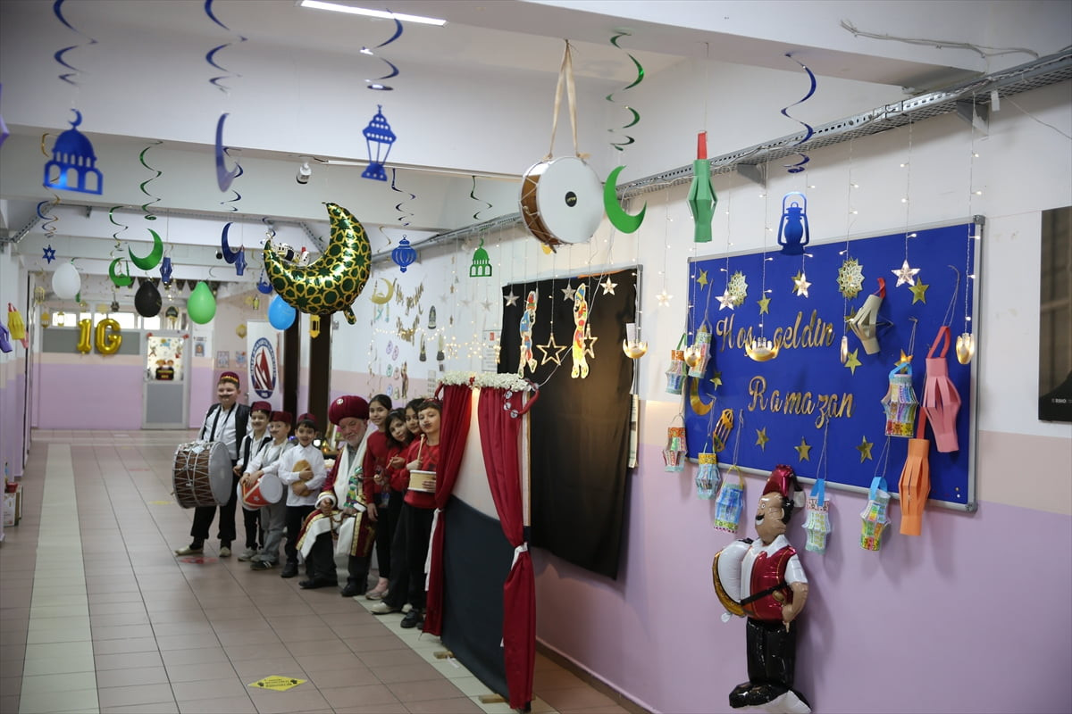 Ordu'nun Ünye ilçesindeki Anafarta İlkokulu öğrencileri, okullarını süsleyerek "Ramazan Sokağı"...